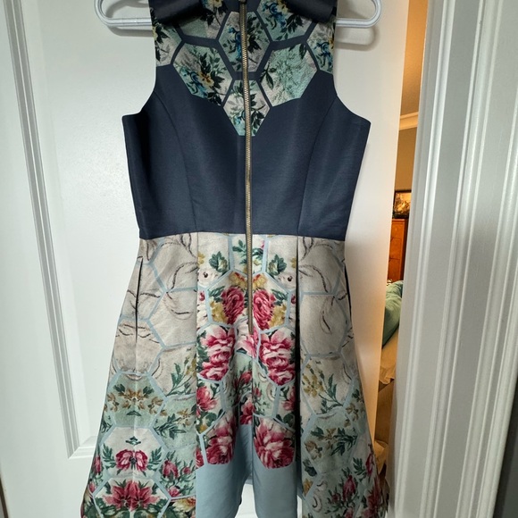 **SOLD** Ted Baker London Size 1 gorgeous dress with side pockets - Picture 5 of 7